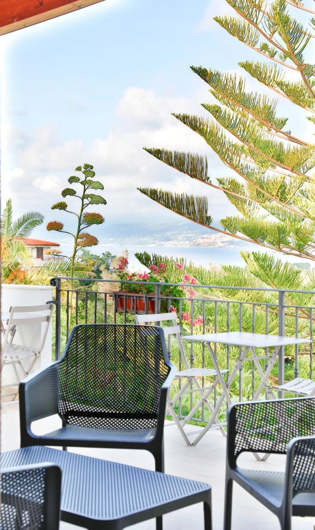 לינה וארוחת בוקר בריאטיקו Residenza Anna Calabria מראה חיצוני תמונה